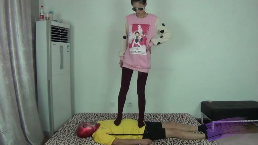 ★甜儿★ 踩小黄人_绳艺库视频下载