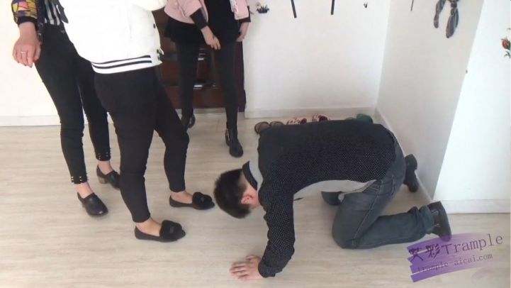 多主踢打舔鞋精彩不断_绳艺库视频下载