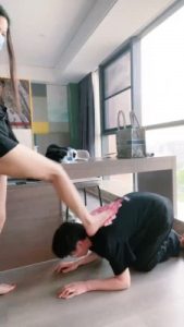 【琪琪大人】桌下视角羞辱/提档/裸足踩踏 bf27324_绳艺库视频下载