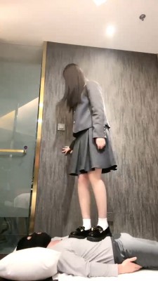 【佳奈】皮鞋白袜/长靴全体重踩踏 bf27616_绳艺库视频下载