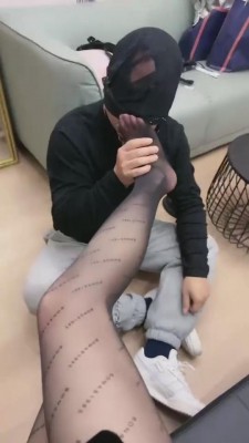 【帝王攻】舔脚舔鞋踩踏虐贱狗 bf9115_绳艺库视频下载