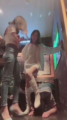 【诗诗】KTV羞辱双狗-圣水/牛仔裤转胯 bf7467_绳艺库视频下载