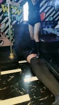 套路直播视频【东方女神】KTV长靴踩踏/舔长靴 bf25608_绳艺库视频下载