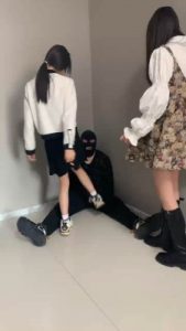 套路直播视频【精神小妹】双学生主重度踢踹/喝圣水/穿鞋踩踏 bf24673_绳艺库视频下载