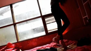 『奴隶岛』—萱萱侧空铆钉细跟踩玩奴隶_绳艺库视频下载