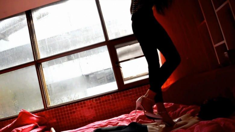 『奴隶岛』—萱萱侧空铆钉细跟踩玩奴隶_绳艺库视频下载