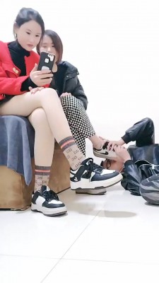 套路直播视频【疯狂浪子】继父舔两女儿脏鞋 bf24216_绳艺库视频下载