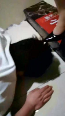 【傲雪】KTV厕奴极度羞辱呕吐遛狗出包间 bf1303_绳艺库视频下载