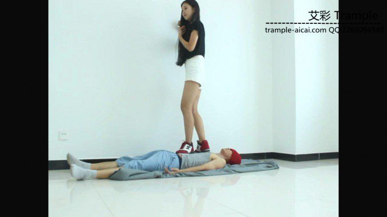 超漂亮天依女主运动鞋踩踏并愉快的骑乘贱狗！_绳艺库视频下载