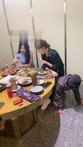 【二宝】精彩-群女王餐厅公开处刑狗【双视角版】 bf17266_绳艺库视频下载