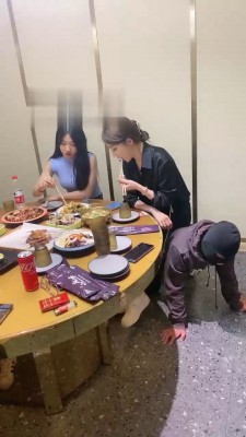【二宝】精彩-群女王餐厅公开处刑狗【双视角版】 bf17266_绳艺库视频下载