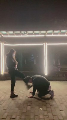 【逗逗】户外惩罚错误的贱狗（踢踹） bf3735_绳艺库视频下载