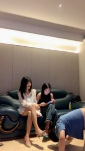 套路直播视频【宝爷】带素人闺蜜玩狗子/骑马全体重踩踏/转胯喂口水 bf25752_绳艺库视频下载