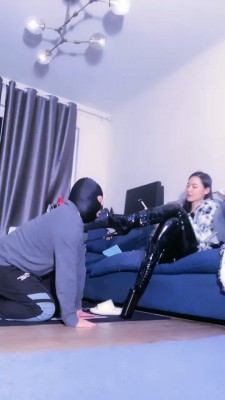 套路直播视频【靴嘉倪】超高牛逼高跟辱侏儒狗 bf24060_绳艺库视频下载