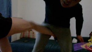 莉莉漆皮短裙金九虐打出血_绳艺库视频下载