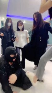 套路直播视频【精神小妹】群调-学生主艺术踢踹/全体重踩踏/转胯喝圣水 bf26612_绳艺库视频下载