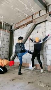 套路直播视频【美离子】户外刑房艺术鞭打双奴/清理靴子吃土 bf25010_绳艺库视频下载