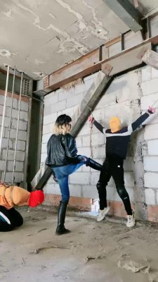 套路直播视频【美离子】户外刑房艺术鞭打双奴/清理靴子吃土 bf25010_绳艺库视频下载