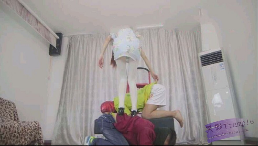 甜甜女王调教双贱狗_绳艺库视频下载