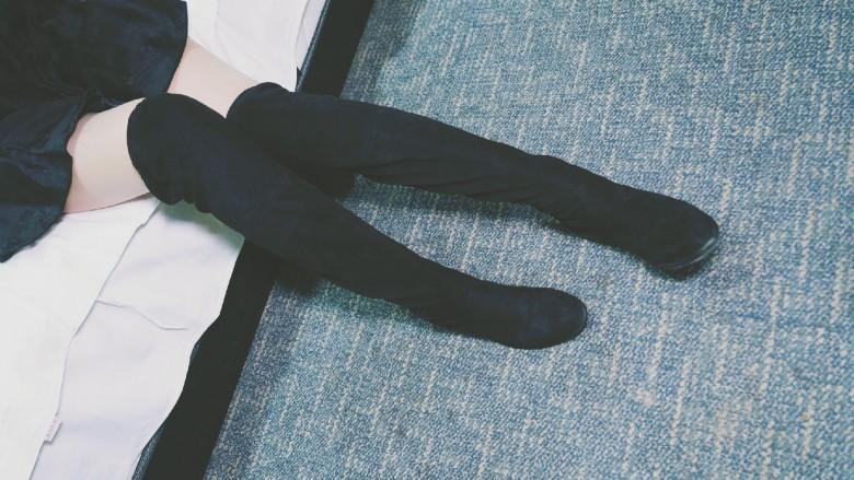 跪舔琪琪的长筒靴脏鞋底_绳艺库视频下载