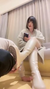 套路直播视频【南星】模特过膝靴丝足调狗舔/耳光打出血/踩踏深喉 bf24540_绳艺库视频下载