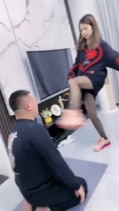 套路直播视频【麋鹿银儿】多奴被精神小妹艺术踹头/提档/跺 bf24536_绳艺库视频下载