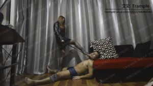 黑丝透明靴子踩死贱奴_绳艺库视频下载