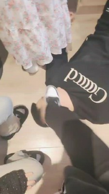 【爆爆】4素人S-轮流抽耳光/穿鞋踩踏碾压/遛狗 bf2731_绳艺库视频下载