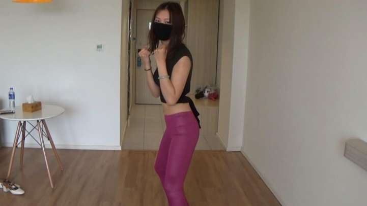 红色打底裤肉靶健身锻炼_绳艺库视频下载