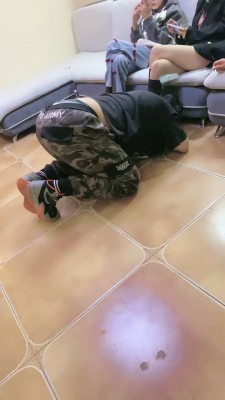 【安琪】推荐-6S群调群虐-喝圣水/脏鞋踩踏喂食【完整版】bf26978_绳艺库视频下载