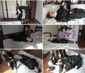 [老梦视觉] 强横女小偷潜入漂亮女间谍房间，将其迷晕捆绑玩脚_绳艺库视频下载