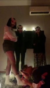 套路直播视频【小奶昔S】3素人精神小妹-母畜/闻臭脚/吃口水/踩踏【双视角版】 bf25621_绳艺库视频下载