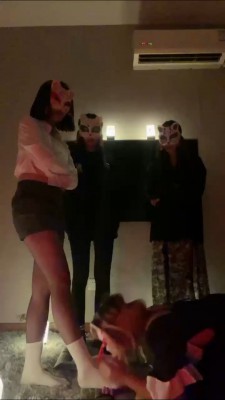 套路直播视频【小奶昔S】3素人精神小妹-母畜/闻臭脚/吃口水/踩踏【双视角版】 bf25621_绳艺库视频下载