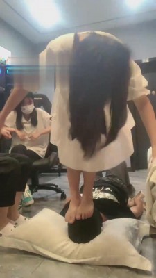 【精神小妹】欣素人尝试踩/深喉 bf15533_绳艺库视频下载