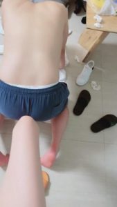 【南宫依】臭裸足碾压踩踏食物喂食 JS211918_绳艺库视频下载