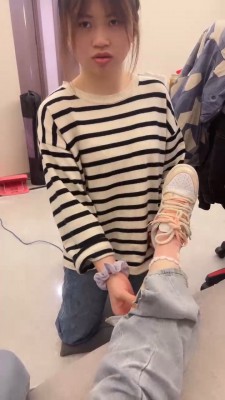 【橘子没熟】母畜-开发闺蜜做狗-下跪伺候/舔运动鞋/闻鞋袜转胯 bf26917_绳艺库视频下载