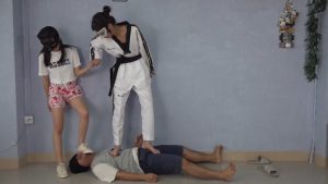 【南国原创】跆拳道女生惩罚欺负她闺蜜的男生，踩在脚下无情的摧残_绳艺库视频下载