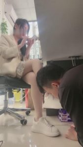 【思诺】真实办公桌下的舔鞋狗 bf10469_绳艺库视频下载