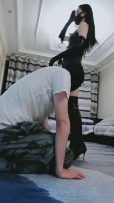 【猫神大人】长靴酷炫女王鞭打脚下狗 bf12706_绳艺库视频下载