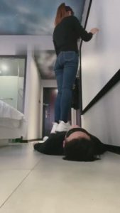 【魅儿】小白鞋全体重踩踏狗 bf6465_绳艺库视频下载