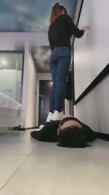 【魅儿】小白鞋全体重踩踏狗 bf6465_绳艺库视频下载