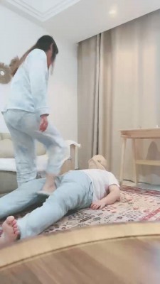 【小欣欣】情侣主羞辱偷懒家狗/伺候亲热/鞋底耳光虐乳【完整版】bf27393_绳艺库视频下载