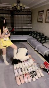 【猫神大人】强迫男友舔一堆脏鞋 bf22268_绳艺库视频下载