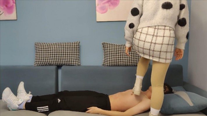 【猫猫大人】马丁靴全体重踩踏毯子，舔靴底 YC-211027-3_绳艺库视频下载