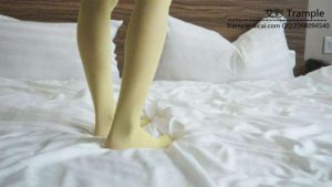 艺校美女原味小白鞋踩草莓_绳艺库视频下载