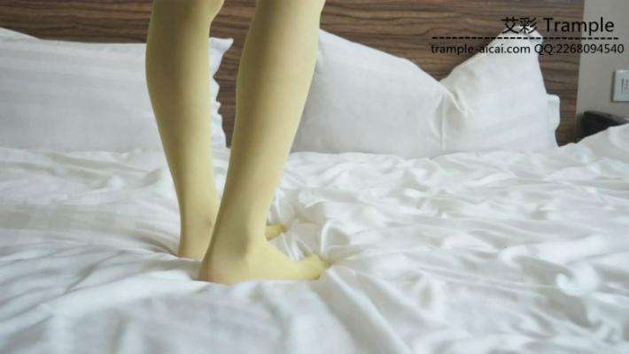 艺校美女原味小白鞋踩草莓_绳艺库视频下载