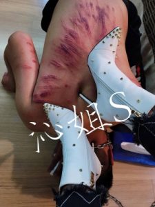 【台湾踩踏俱乐部】沁姐踩头鞭打高压电击 YC-220416-2_绳艺库视频下载