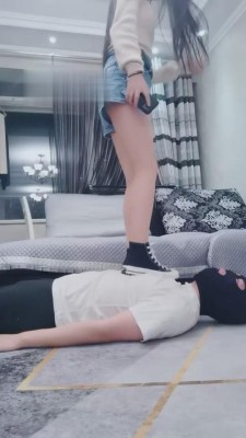 【猫神大人】基础踩踏舔脚恋足 bf6556_绳艺库视频下载