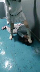 【丫丫】长靴楼道虐艺术狂 bf20158_绳艺库视频下载