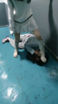 【丫丫】长靴楼道虐艺术狂 bf20158_绳艺库视频下载